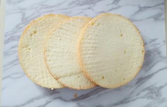 八寸戚风切成厚度均匀的三片