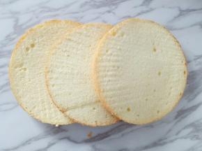 八寸戚风切成厚度均匀的三片