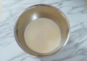 淡奶油倒入冷藏的打蛋盆中
