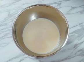 淡奶油倒入冷藏的打蛋盆中