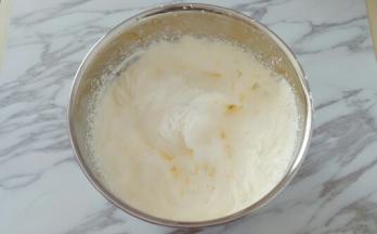 用打蛋器打至奶油稍有纹路