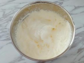 用打蛋器打至奶油稍有纹路