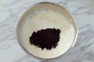 加入提前准备的奥利奥饼干粉