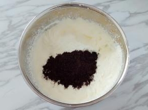 加入提前准备的奥利奥饼干粉