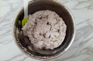 启动打蛋器低速搅打均匀