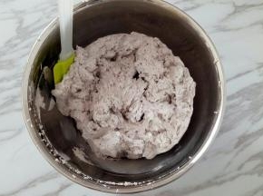 启动打蛋器低速搅打均匀