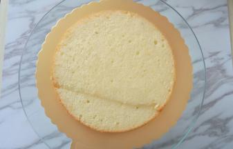 蛋糕地板中心抹少许奶油，放1片蛋糕