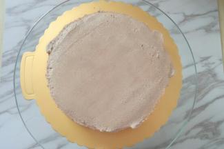 加适量奶油抹均匀