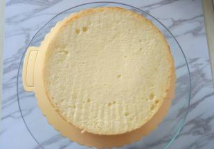 放第二片蛋糕，上面抹适量奶油，依次用完三片蛋糕