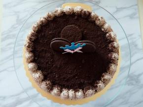 周围也抹上淡奶油，蛋糕上面做上自己喜欢的装饰品，撒这奥利奥饼干粉