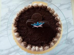 周围也抹上淡奶油，蛋糕上面做上自己喜欢的装饰品，撒这奥利奥饼干粉