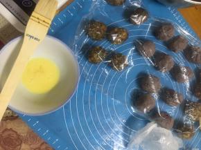 将自制红豆沙和伍仁馅按每个30克分好