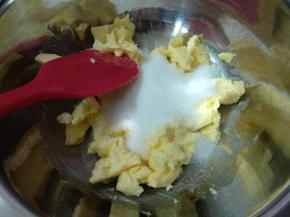 黄油室温软化后加入糖粉。