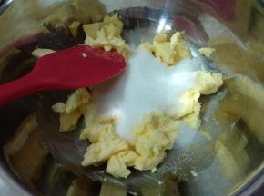 黄油室温软化后加入糖粉。