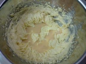 加入鸡蛋液，再用打蛋器打充分均匀。