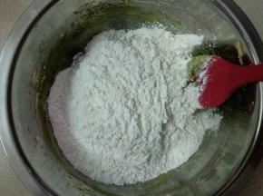 筛入低筋面粉翻拌混合。