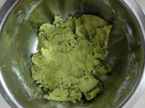 用手揉成面团。