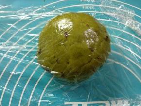 盖上保鲜膜静置20分钟。