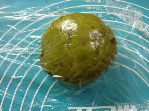 盖上保鲜膜静置20分钟。