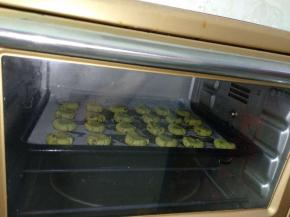 放入预热170℃烤箱，上下火中层烤20分钟左右（具体时间估计自家烤箱脾气来调整）