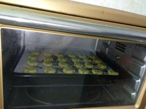 放入预热170℃烤箱，上下火中层烤20分钟左右（具体时间估计自家烤箱脾气来调整）