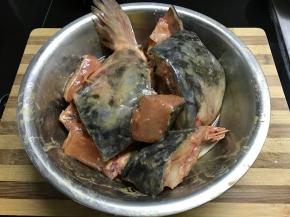 放入准备好的调料拌匀后裹上一层薄薄的面粉。腌20分钟。