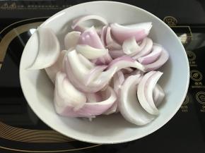 洋葱洗净切块。