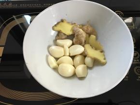 大蒜剥去外面的膜，洗净待用，姜切片。