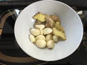 大蒜剥去外面的膜，洗净待用，姜切片。