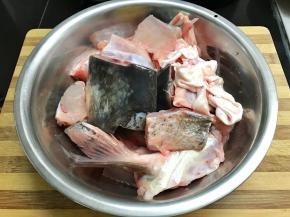 把买回来的鱼头洗净剁成小块。