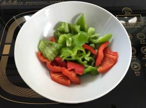 青、红椒去仔洗净切小块。