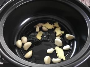 放入姜片炸香，再放入整粒大蒜。