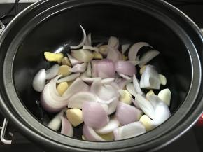 再放入洋葱，并不需要翻炒。