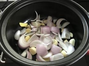 再放入洋葱，并不需要翻炒。