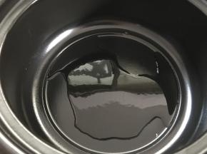 砂锅中放入少量的油。