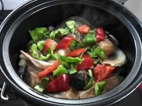 最后把青、红椒放进去。