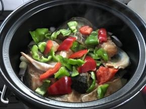 最后把青、红椒放进去。