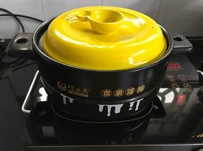 盖上盖子中火焗，鱼头很容易熟，大概也就10-15分钟就好了。