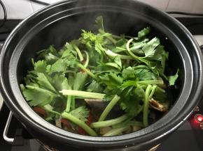 最后放入芹菜菜。