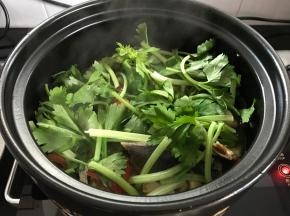 最后放入芹菜菜。