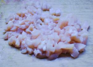 2、鸡胸肉切丁，