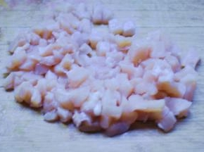 2、鸡胸肉切丁，