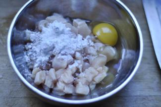 3、放入碗中，加入淀粉、鸡蛋、鲜味汁腌制