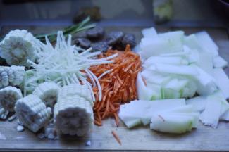 4、冬瓜切片，胡萝卜、白萝卜切丝，玉米切段，香菇洗净备用