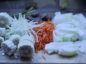 4、冬瓜切片，胡萝卜、白萝卜切丝，玉米切段，香菇洗净备用