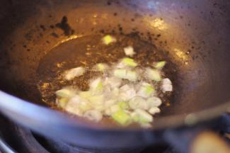 5、起油锅，葱、姜、蒜爆香