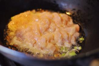 6、下入鸡丁爆炒片刻，看到肉变色