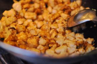 7、放入鸡精、五香粉、料酒、老抽翻炒