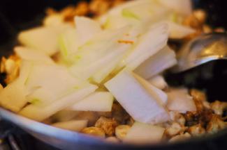 8、然后放入冬瓜，继续翻炒一小会