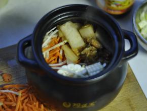 9、将炒过的冬瓜肉，移入陶煲王锅内，然后放入玉米、萝卜丝、香菇等。